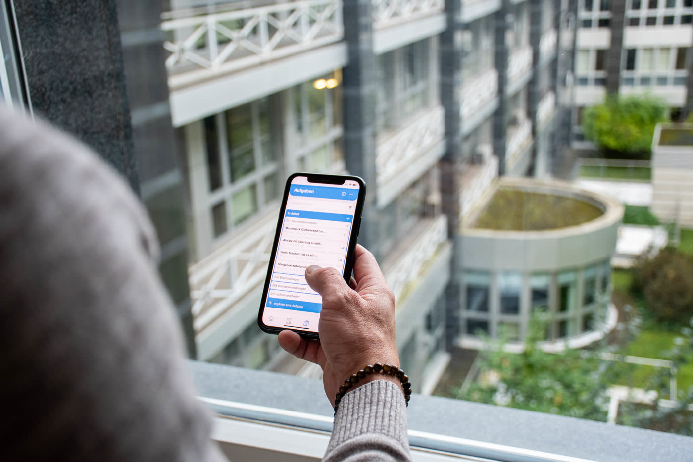 Person hält Handy